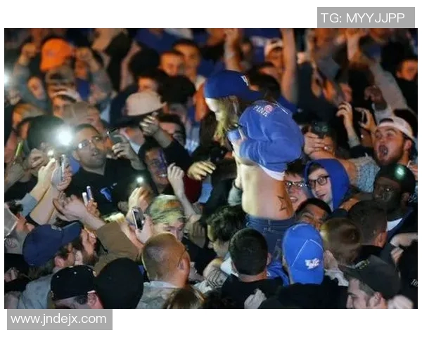 女球迷为足球明星疯狂追逐的热情与梦想交织的故事